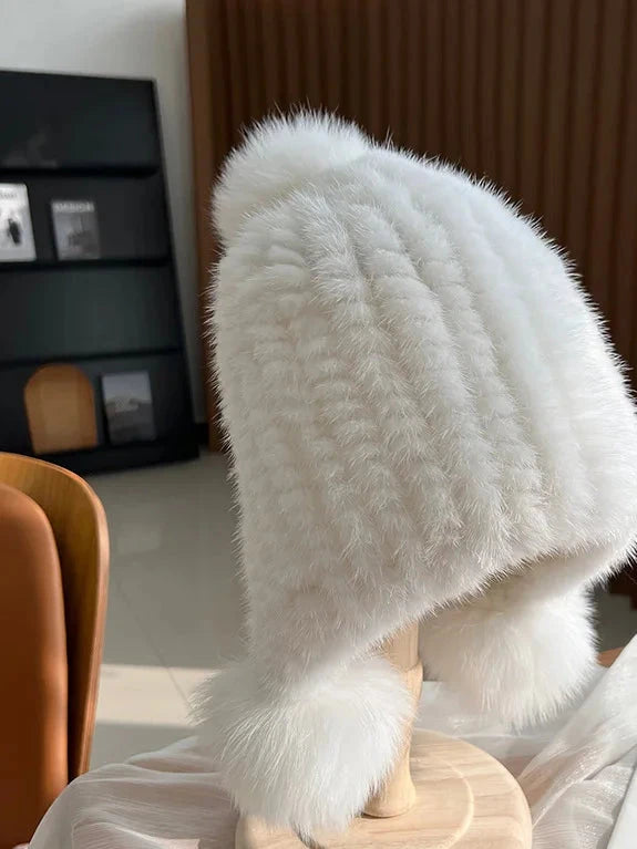 Pluizige oorflapmuts met pompons voor dames in wit