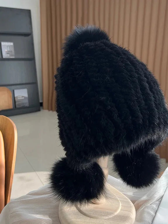 Pluizige oorflapmuts met pompons voor dames in zwart