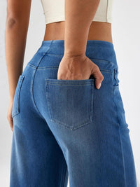 Detail van de achterzak en elastische taille van de blauwe pull-on jeans
