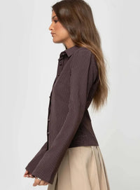 Gestreepte Blouse met Klassieke Kraag en Uitlopende Mouwen – Elegant & Getailleerd – Ravelle