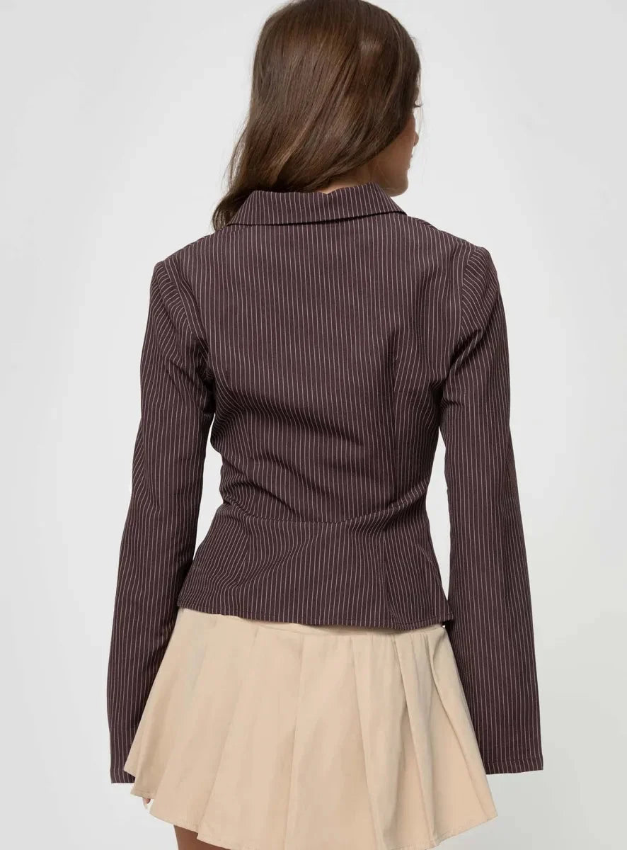 Gestreepte Blouse met Klassieke Kraag en Uitlopende Mouwen – Elegant & Getailleerd – Ravelle