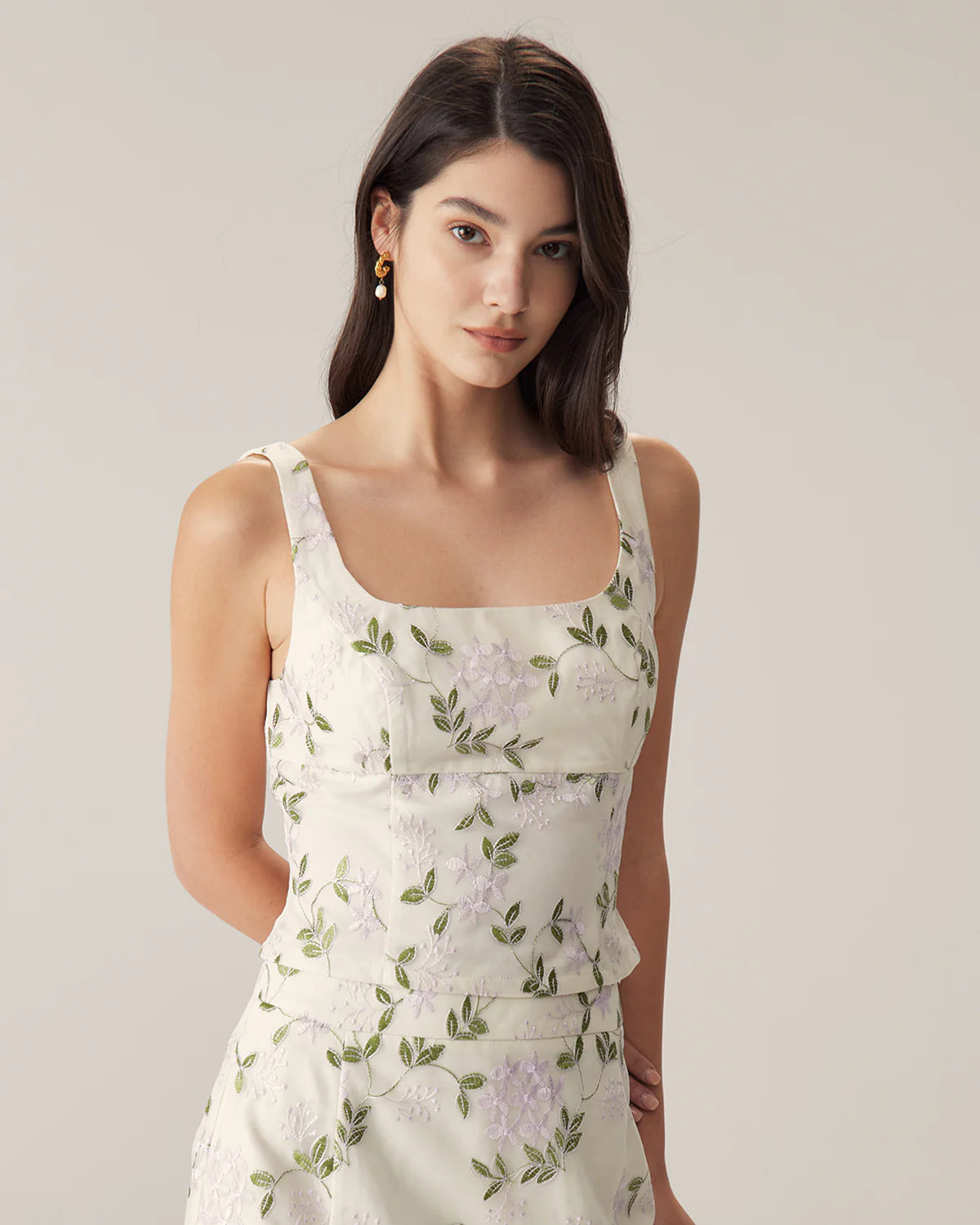 Beige Tanktop met Bloemenprint en Slanke Pasvorm – Vrouwelijk & Veelzijdig – Rinske