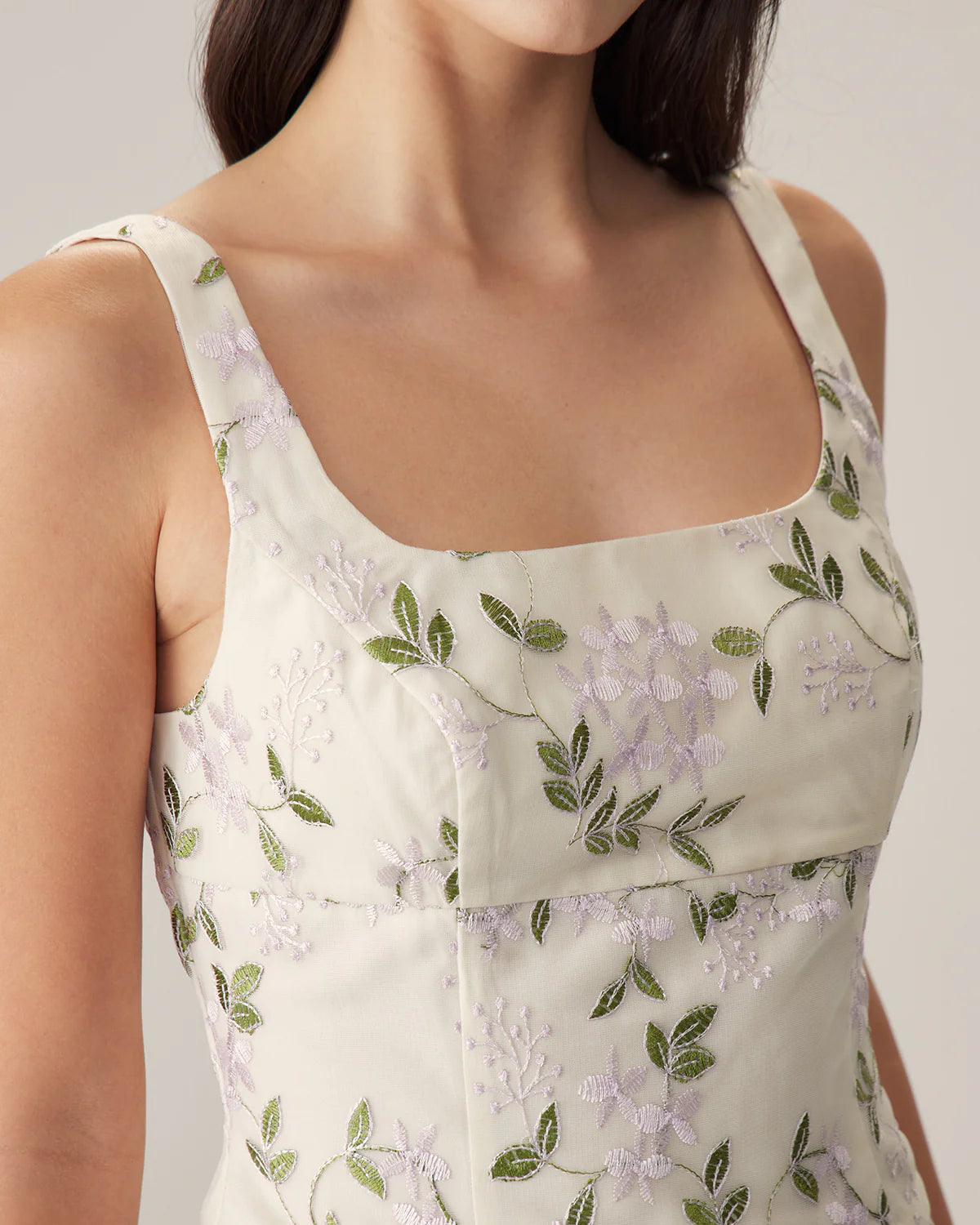 Beige Tanktop met Bloemenprint en Slanke Pasvorm – Vrouwelijk & Veelzijdig – Rinske