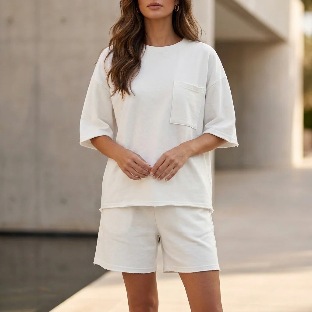 Tweedelige Set met Oversized Top, Borstzakje en Wijde Short – Moeiteloos & Zomers – Rivaline