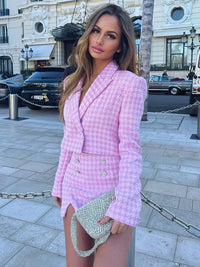 Roze pied-de-poule blazerset met cropped blazer en skort, gedragen op straat