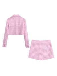 Achterkant van de roze pied-de-poule cropped blazer en skort
