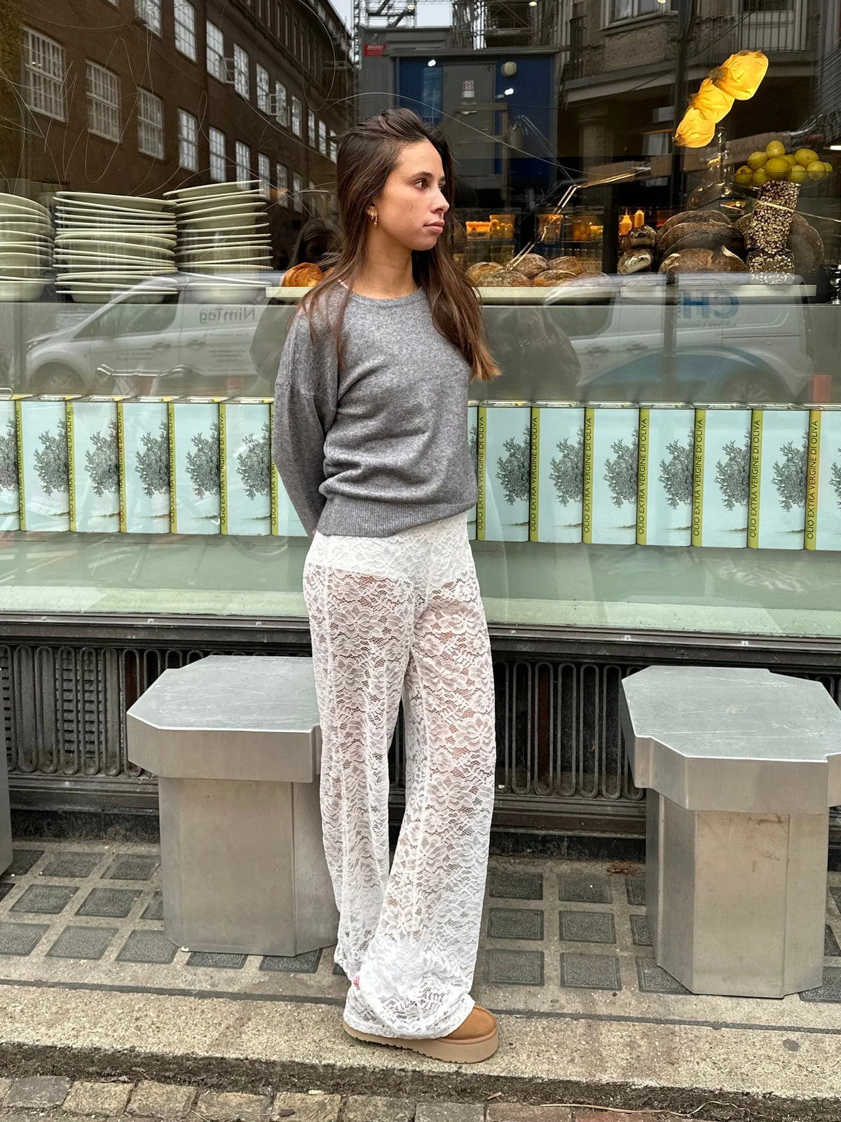 Flared Broek met Kanten Bloemenpatroon en Elastische Taille – Opvallend & Luchtig – Rozemarijn