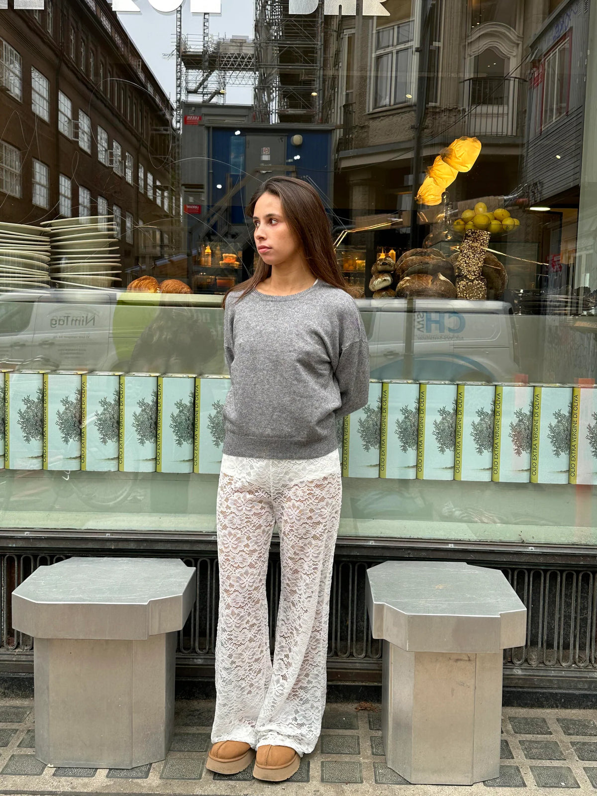 Flared Broek met Kanten Bloemenpatroon en Elastische Taille – Opvallend & Luchtig – Rozemarijn