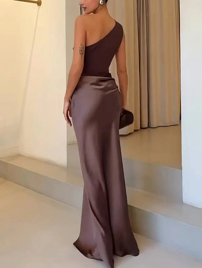 Asymmetrische Maxi Jurk met One-Shoulder en Gedrapeerd Lijfje – Elegant & Vrouwelijk – Salomé