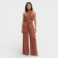 Satijnlook Set met Haltertop en Wijde Broek – Elegant & Verfijnd – Salvienne