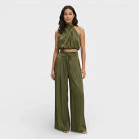 Satijnlook Set met Haltertop en Wijde Broek – Elegant & Verfijnd – Salvienne
