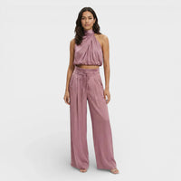 Satijnlook Set met Haltertop en Wijde Broek – Elegant & Verfijnd – Salvienne