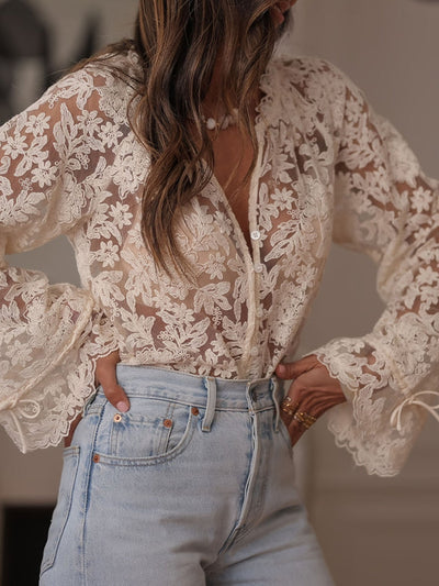 Beige Kanten Blouse met V-hals en Knoopsluiting – Tijdloos & Vrouwelijk – Sévane