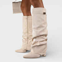 Beige slouchy laars met metalen gesp op de kuit