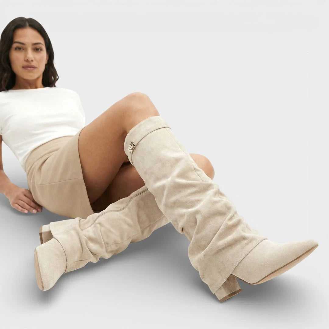 Beige kniehoge laarzen met plooien rond de kuit