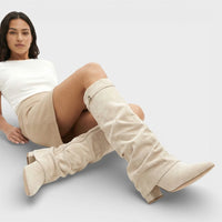 Beige kniehoge laarzen met plooien rond de kuit
