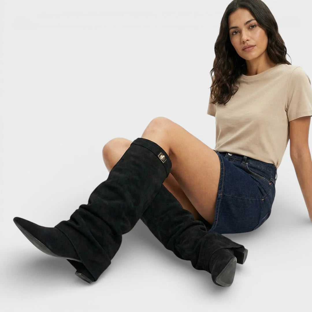 Zwarte slouchy laarzen gedragen bij een jeansshort