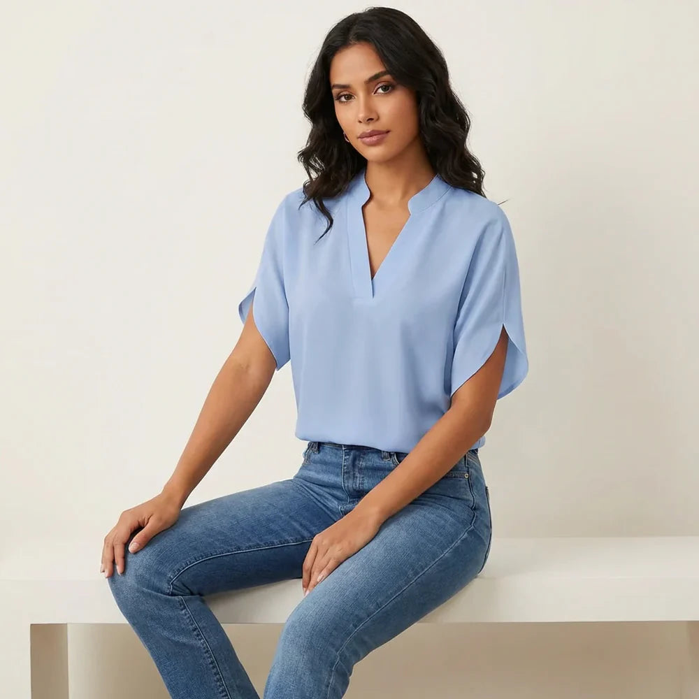 Luchtige Zomer Blouse met V-hals en Korte Mouwen – Vrouwelijk & Veelzijdig – Solenne