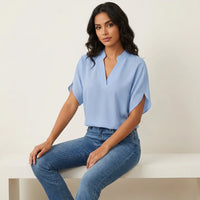Luchtige Zomer Blouse met V-hals en Korte Mouwen – Vrouwelijk & Veelzijdig – Solenne