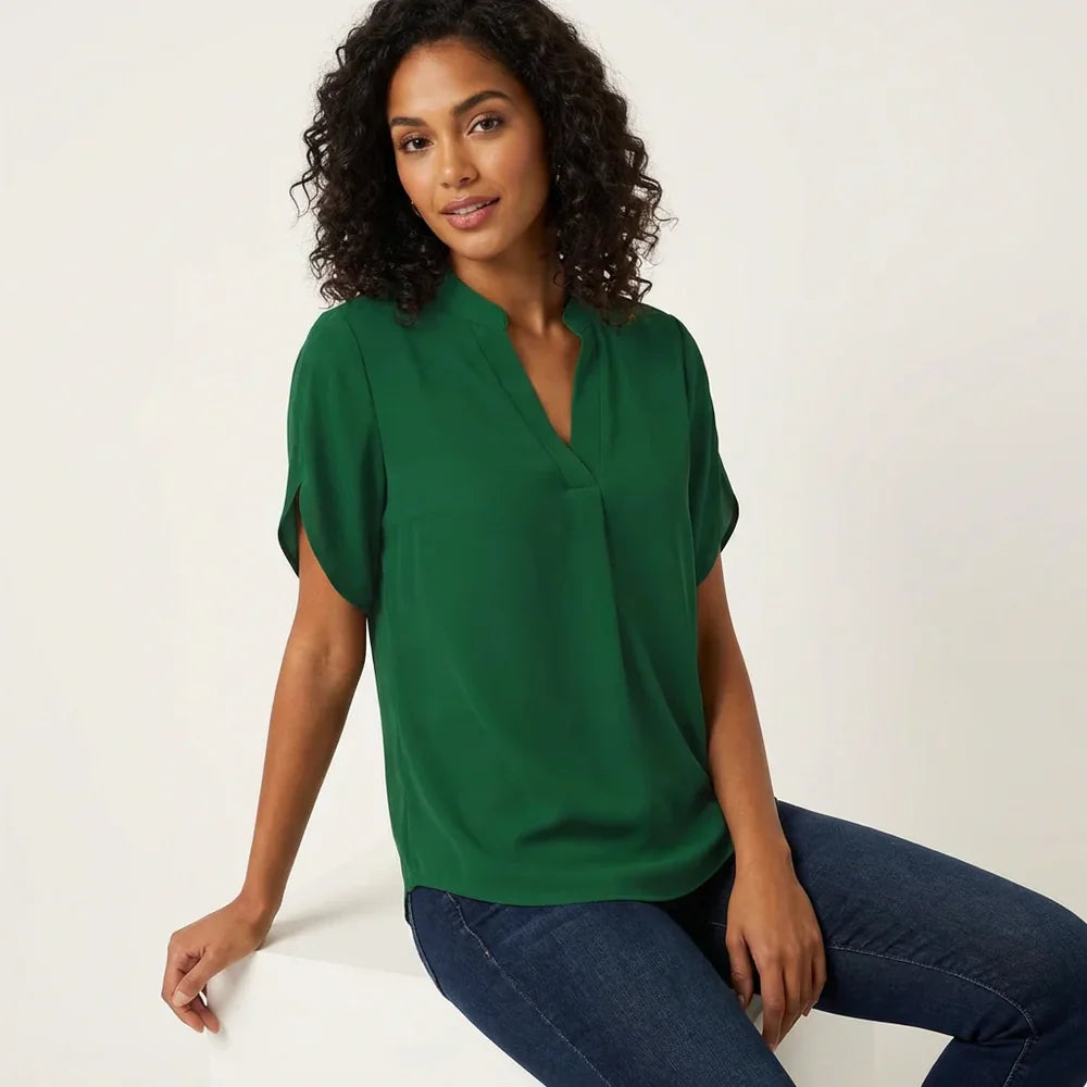 Luchtige Zomer Blouse met V-hals en Korte Mouwen – Vrouwelijk & Veelzijdig – Solenne