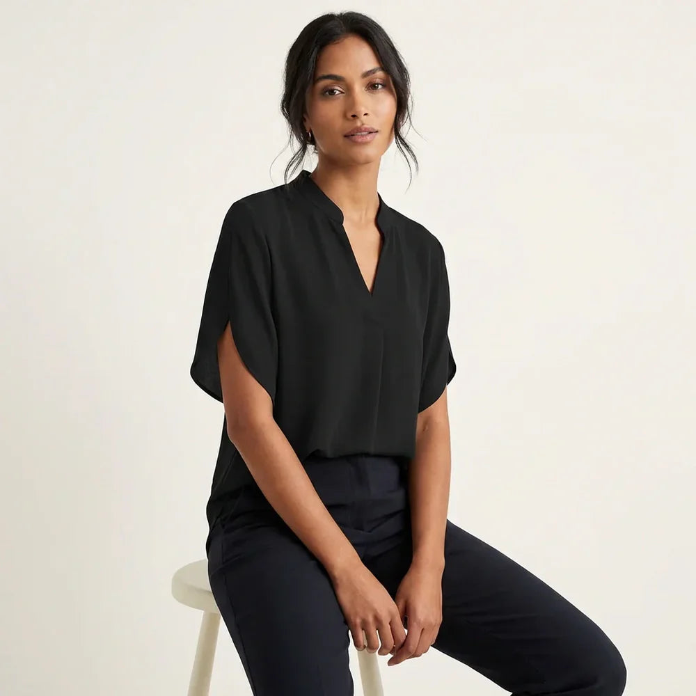 Luchtige Zomer Blouse met V-hals en Korte Mouwen – Vrouwelijk & Veelzijdig – Solenne