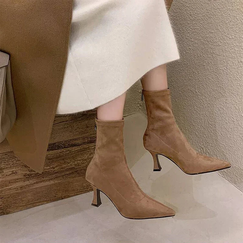 Enkellaarsjes met Suède Look, Spitse Neus en Stilettohak – Elegant & Veelzijdig – Sophie