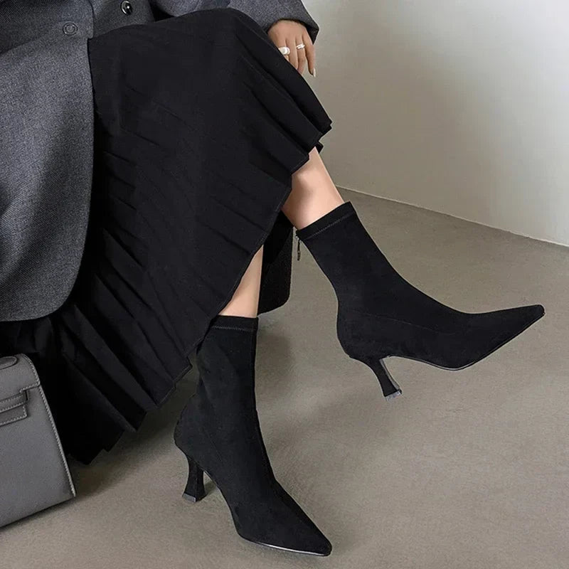 Enkellaarsjes met Suède Look, Spitse Neus en Stilettohak – Elegant & Veelzijdig – Sophie