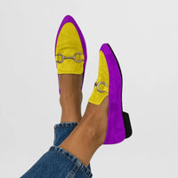 Gele en paarse loafers in suèdelook met gespdetail over de wreef