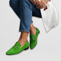 Groene dames loafers met gespdetail, gedragen op een jeans
