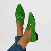 Groene loafers in suèdelook met spitse neus en goudkleurige gesp
