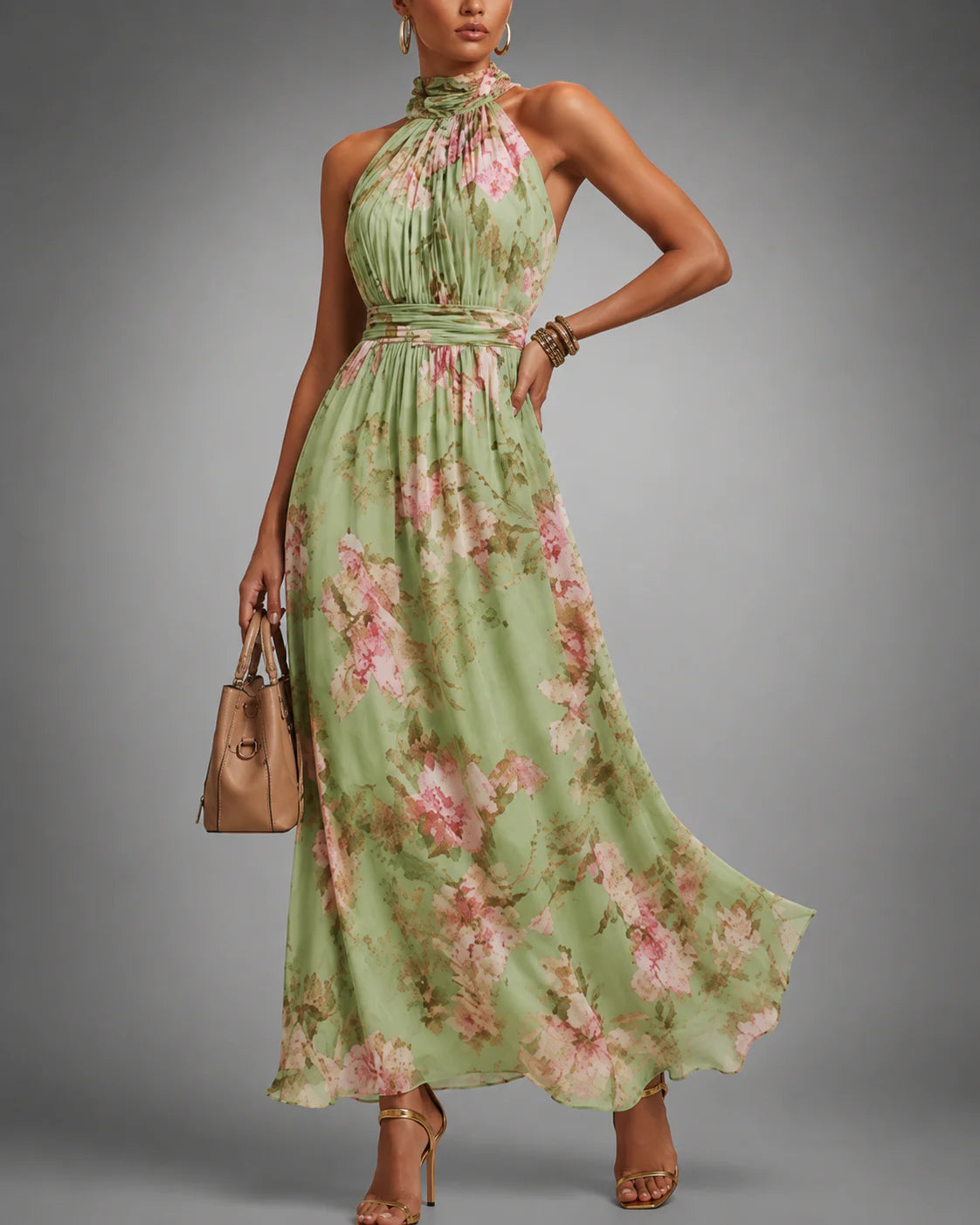 Maxi Jurk met Halternek, Bloemenprint en Goudkleurig Detail – Zomers & Elegant – Suus