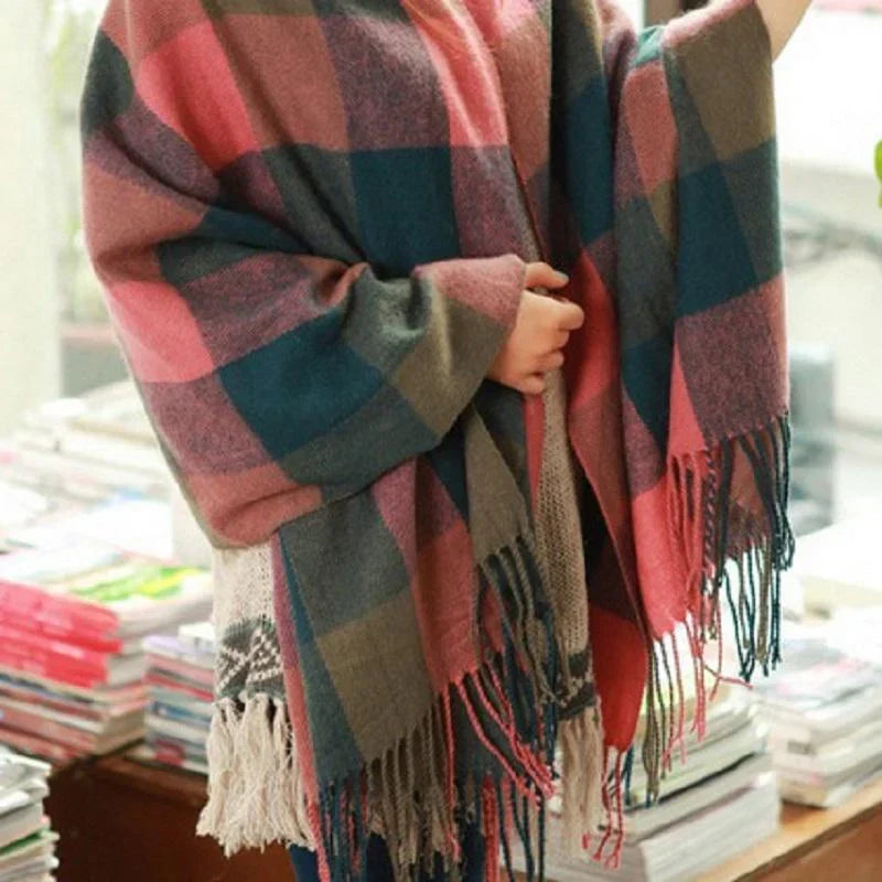 Rozerode tartan sjaal voor dames met meerkleurige ruit en franjes
