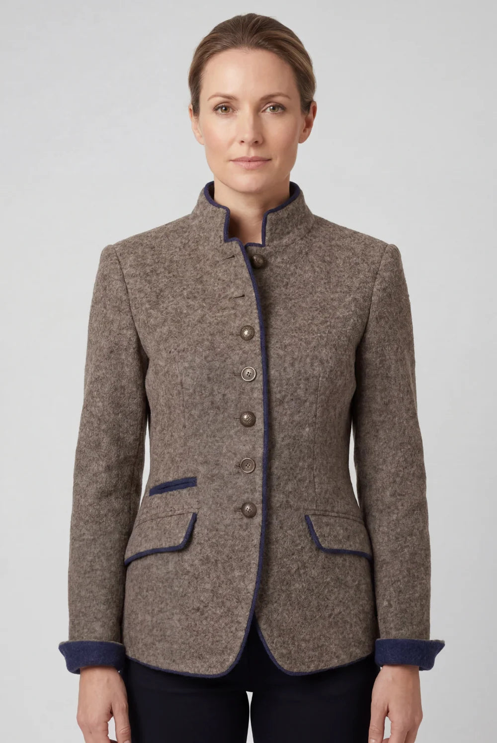 Taupe getailleerde blazer dames met staande kraag en donkerblauwe biezen