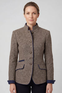 Taupe getailleerde blazer dames met staande kraag en donkerblauwe biezen
