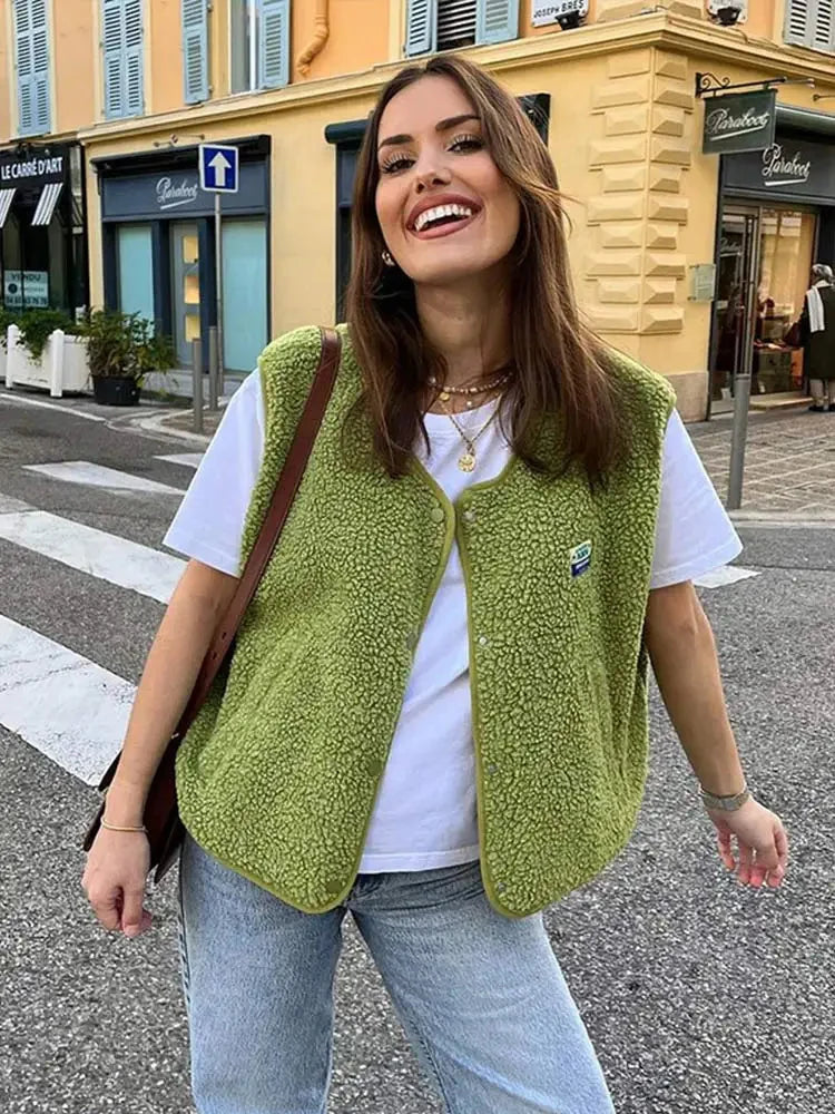 Mouwloze bodywarmer in groen teddy met open hals en knopen