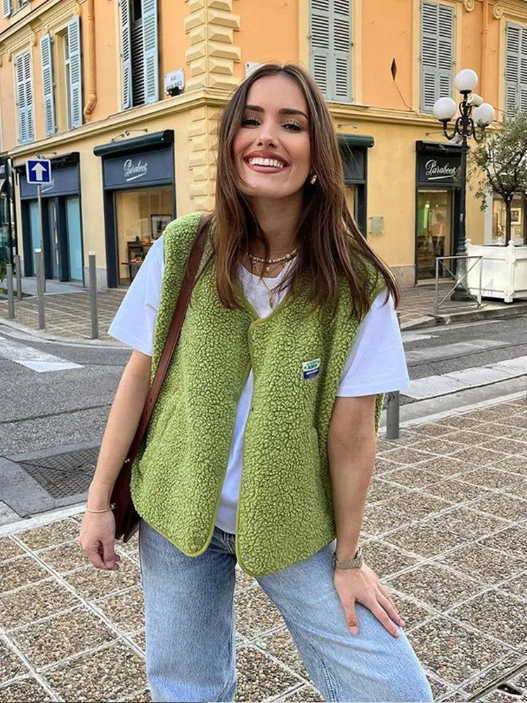 Groene teddy bodywarmer dames met steekzakken op een spijkerbroek