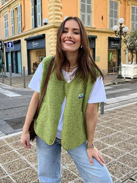 Groene teddy bodywarmer dames met steekzakken op een spijkerbroek