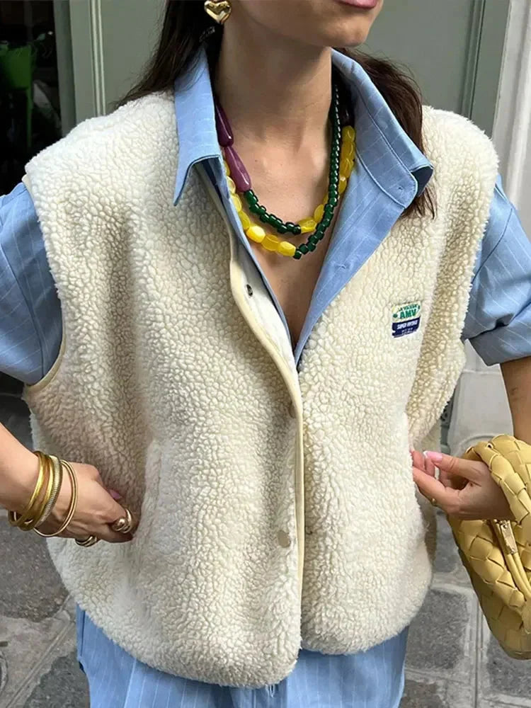Witte teddy bodywarmer dames met knoopsluiting over een blouse