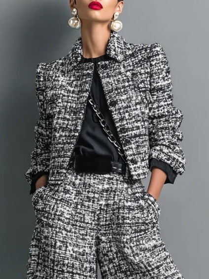 Detail van het korte tweed jasje met kraag in zwart-wit