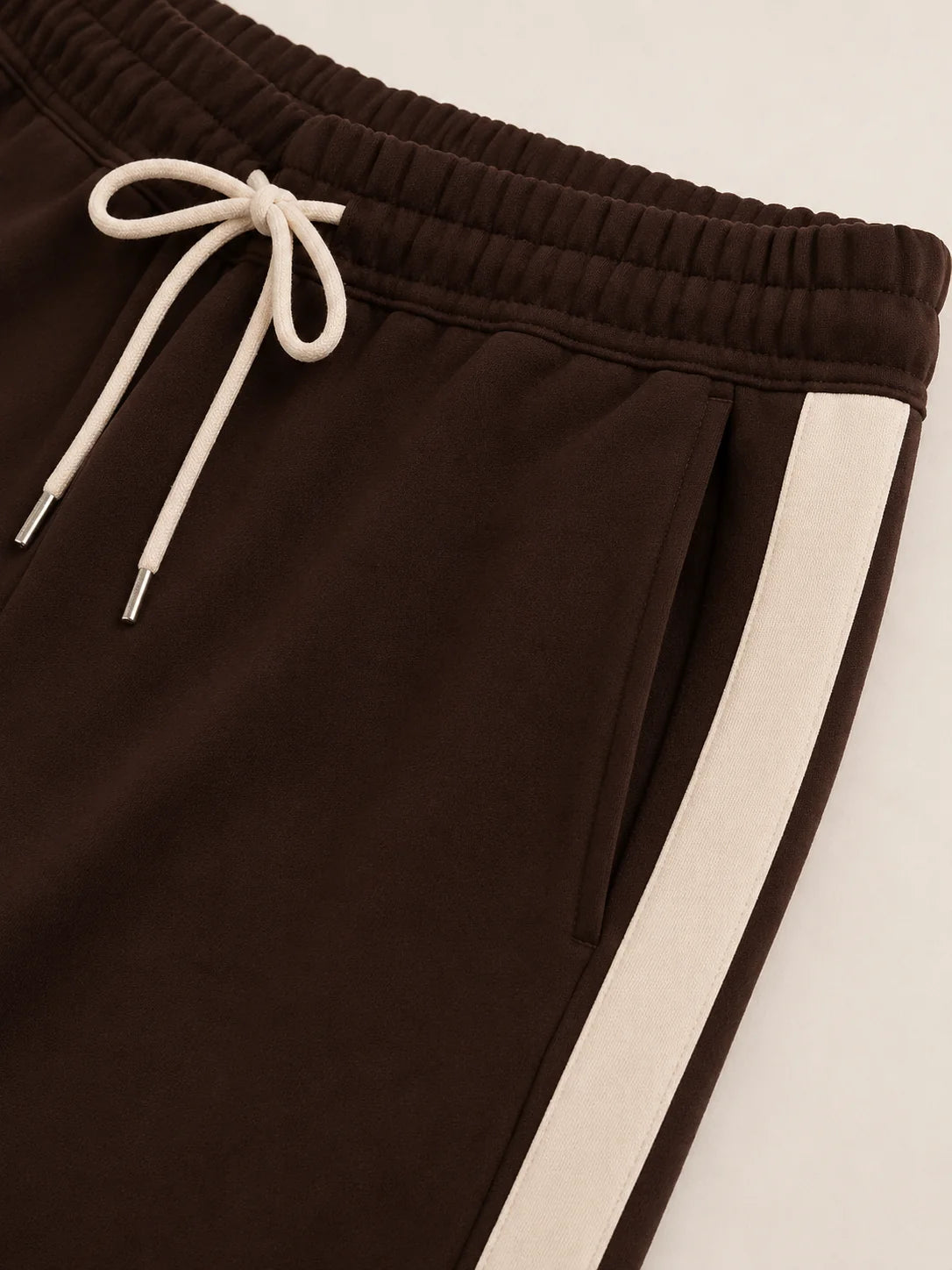 Detail van bruine trainingsbroek dames met trekkoord in de taille