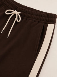Detail van bruine trainingsbroek dames met trekkoord in de taille