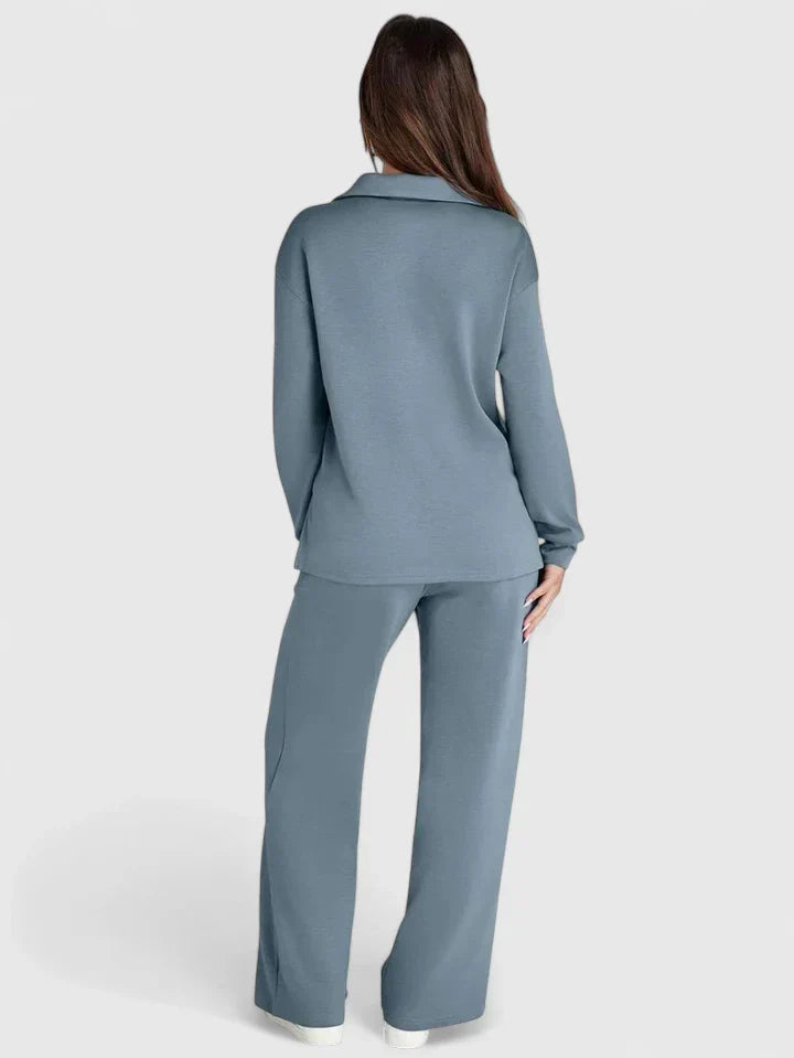 Achterkant van de tweedelige dames set met wijde broek in lichtblauw