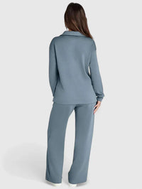 Achterkant van de tweedelige dames set met wijde broek in lichtblauw