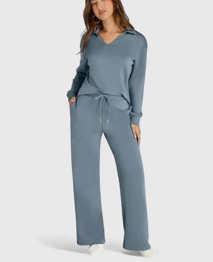 Tweedelige dames set met polokraag en wijde broek in lichtblauw, voorkant