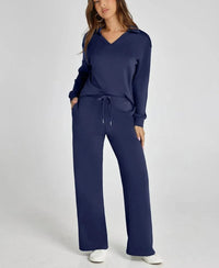 Tweedelige dames set met polokraag en wijde broek in marineblauw, voorkant