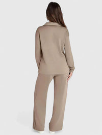 Achterkant van de tweedelige dames set met wijde broek in taupe