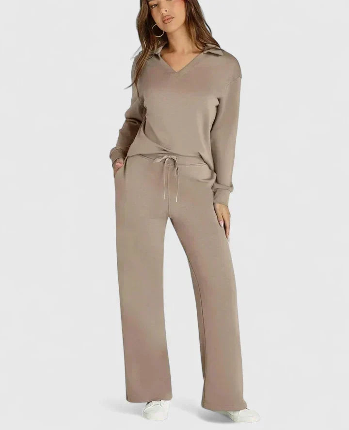 Tweedelige dames set met polokraag en wijde broek in taupe, voorkant