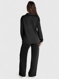 Achterkant van de tweedelige dames set met wijde broek in zwart