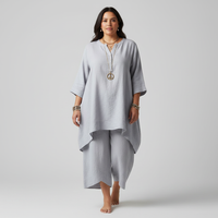 Vrouw in lichtgrijze tuniek en losse broek in linnenlook