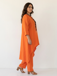 Oranje tuniekset met broek van opzij